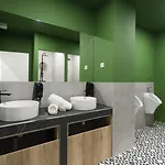 Cool , Hostel