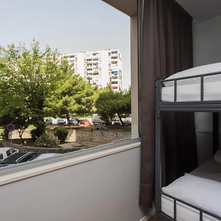 Cool , بيت شباب