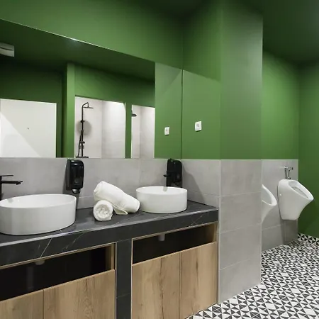 Cool , Hostel
