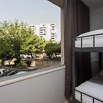 Cool , Hostel