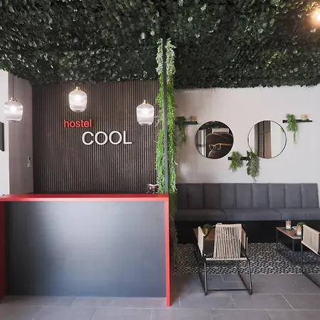 Hostel Cool , Σπλιτ