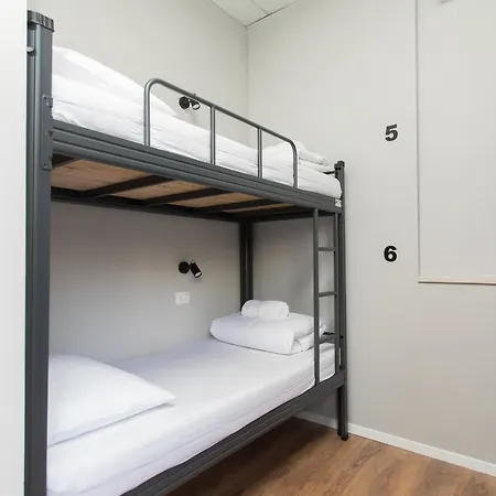 Hostel Cool , Σπλιτ