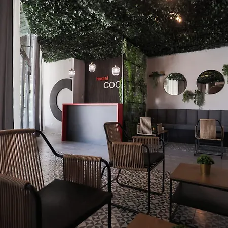 Hostel Cool , Σπλιτ