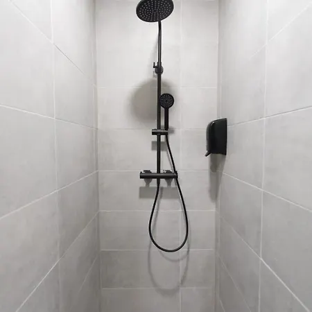 Hostel Cool , Σπλιτ